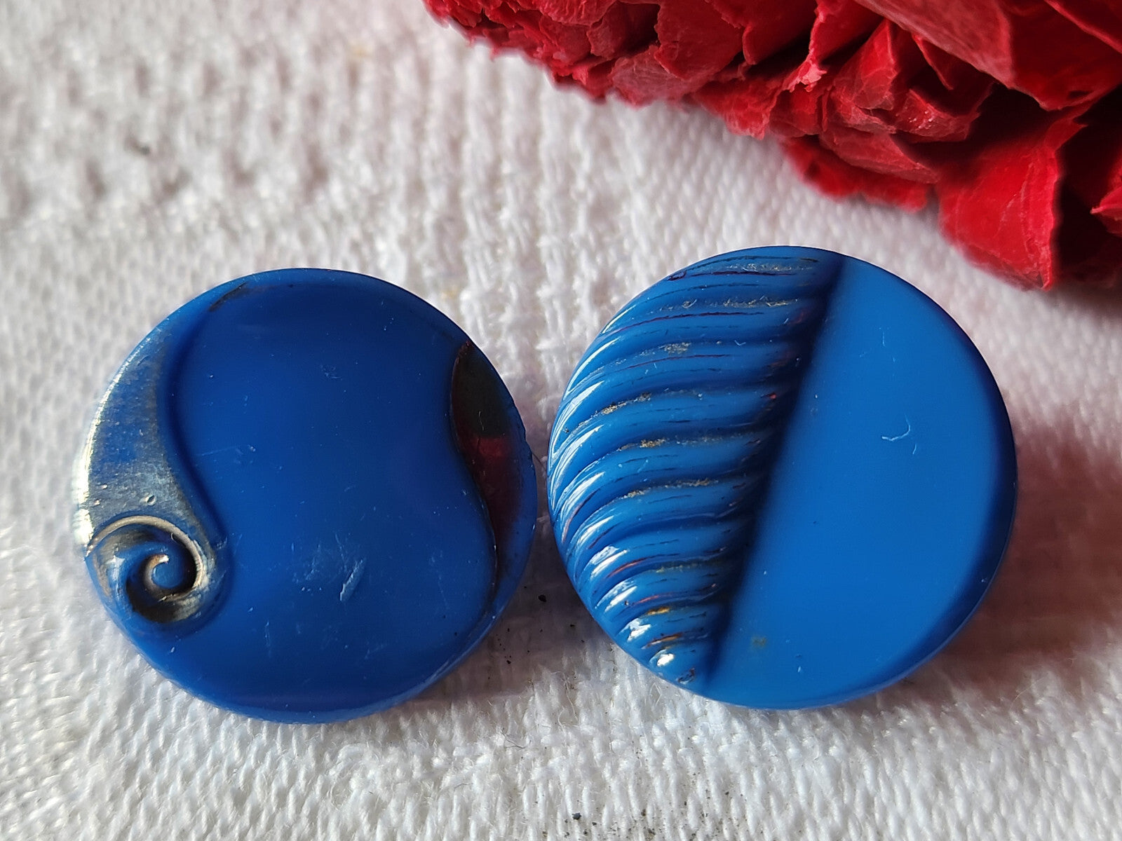 Duo  boutons anciens en verre bleu à pied 1,8 cm G12D