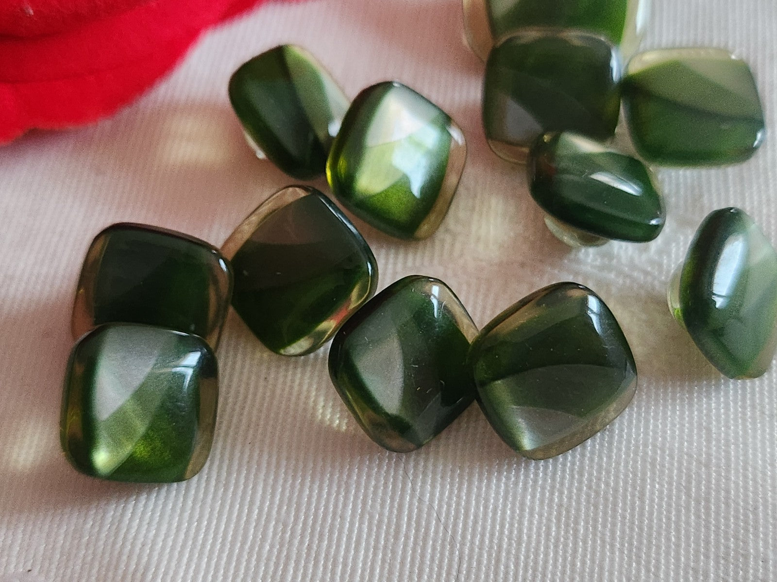 Lot 11 boutons vintage vert petits  1 cm (10) et 1,5 cm (1) ref 6393