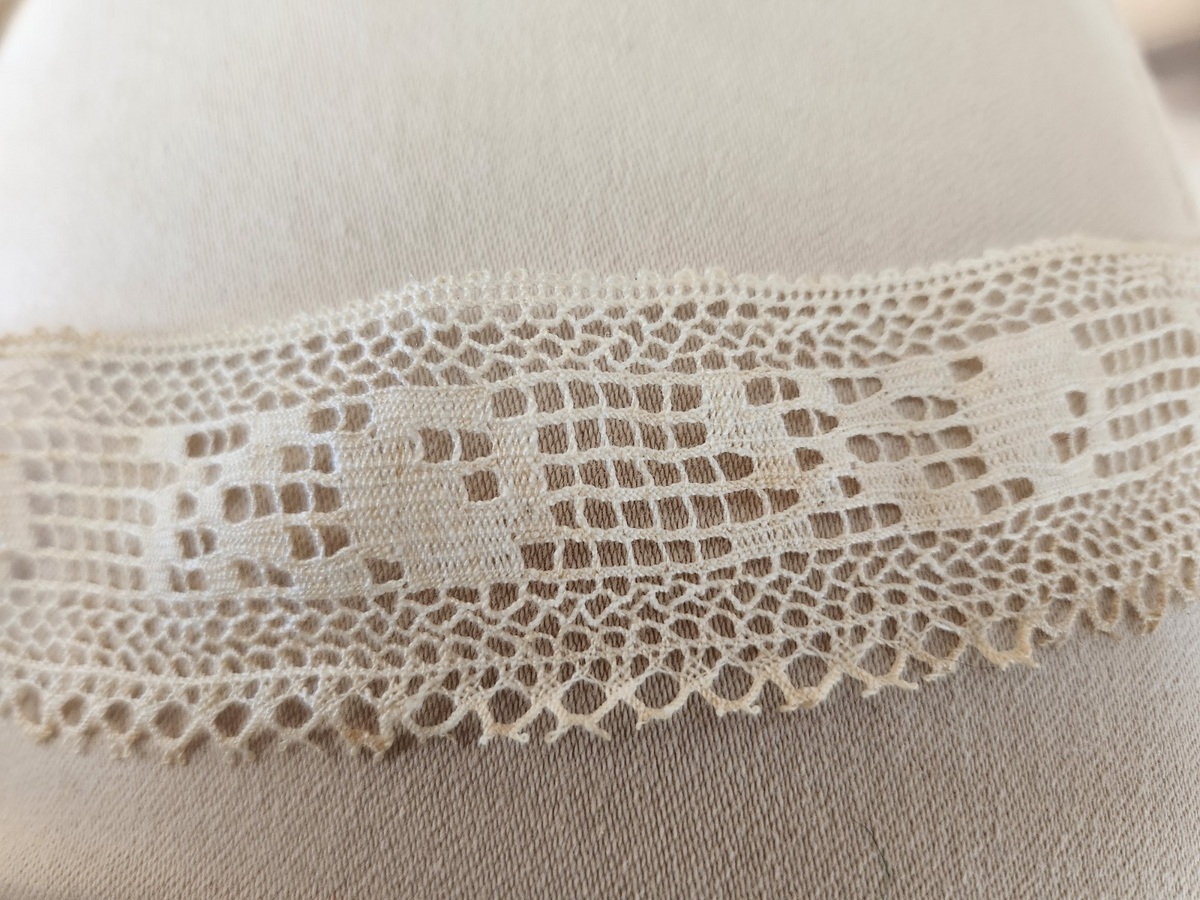 Dentelle ancienne grande longueur  8m 30 sur 3 cm B8