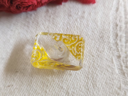 Bouton vintage en verre jaune transparent 1,5 sur 1,9 cm G7M