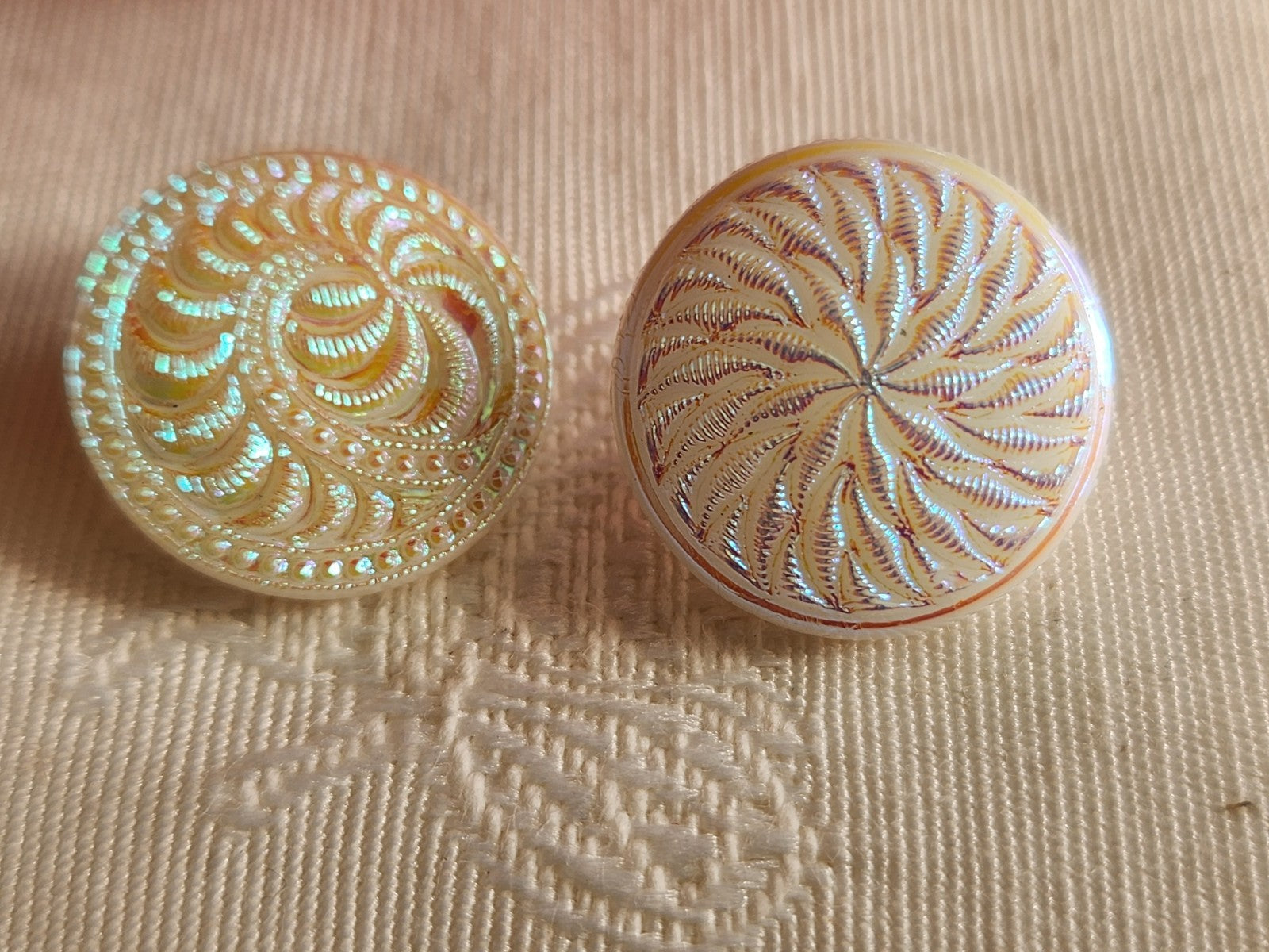 Duo boutons anciens en verre vintage blanc mordoré 1,7/1,8 cm G7C