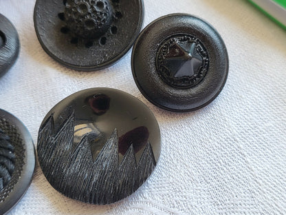 Lot 5 Boutons vintage panaché noir travaillé 2,2 cm à 2,6 cm ref 4562