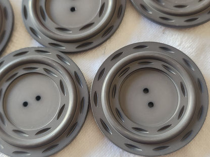 Lot 6 énormes boutons vintage gris mat XXL à trous 4,4 cm ref 6116