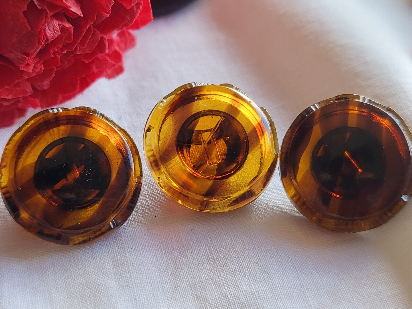 Trio boutons anciens en verre effet écaille pourtour chantournant 1,7 cm D14L