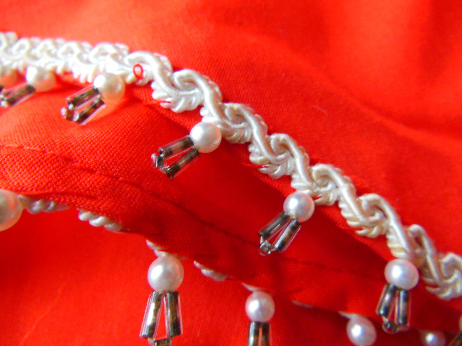 Fichu vintage jamais utilisé rouge ornement galon  bijoux mimi  B6