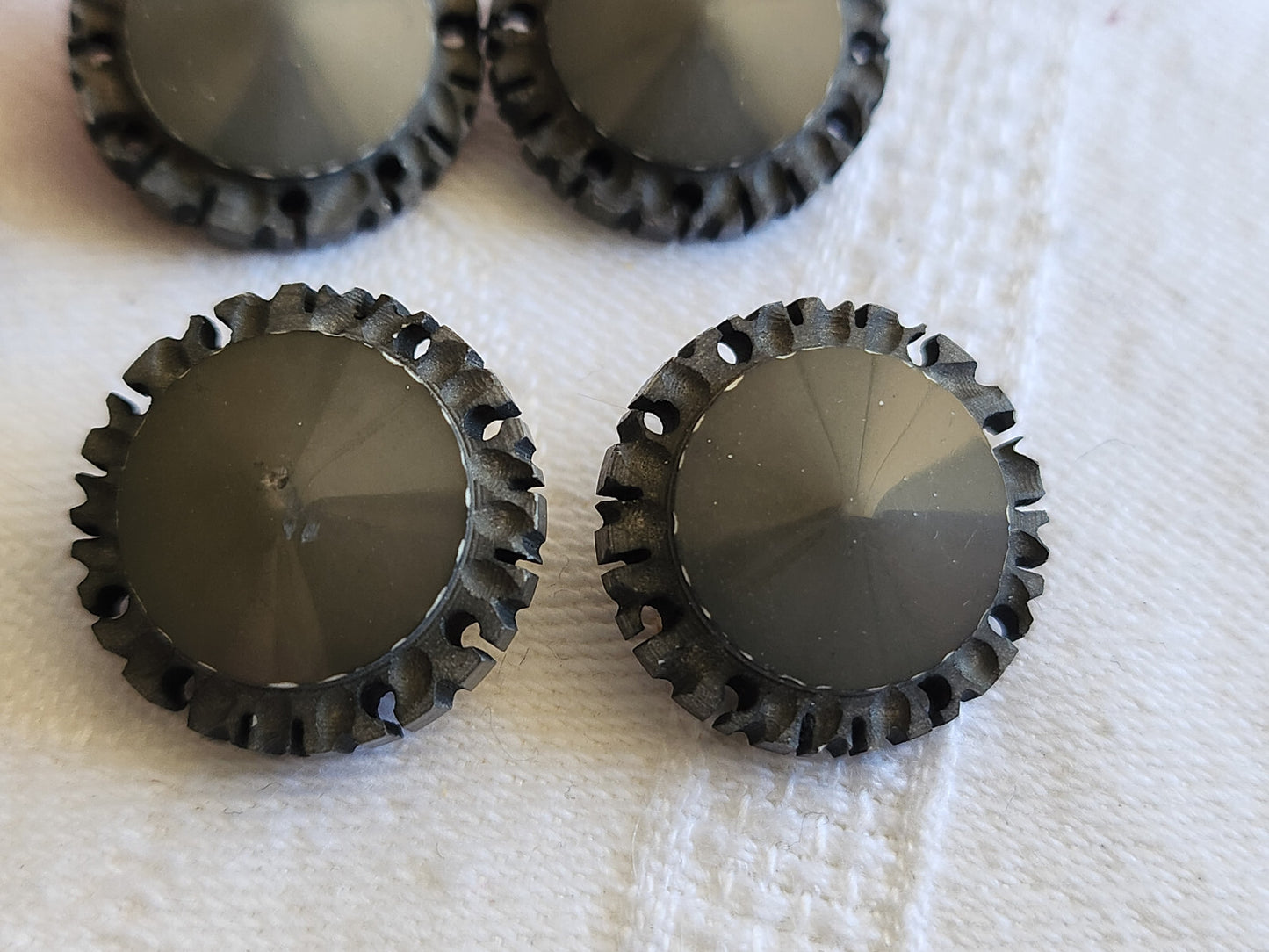 Collection lot 6 boutons anciens sculpté ajouré bord gris 1,8 cm ref 795