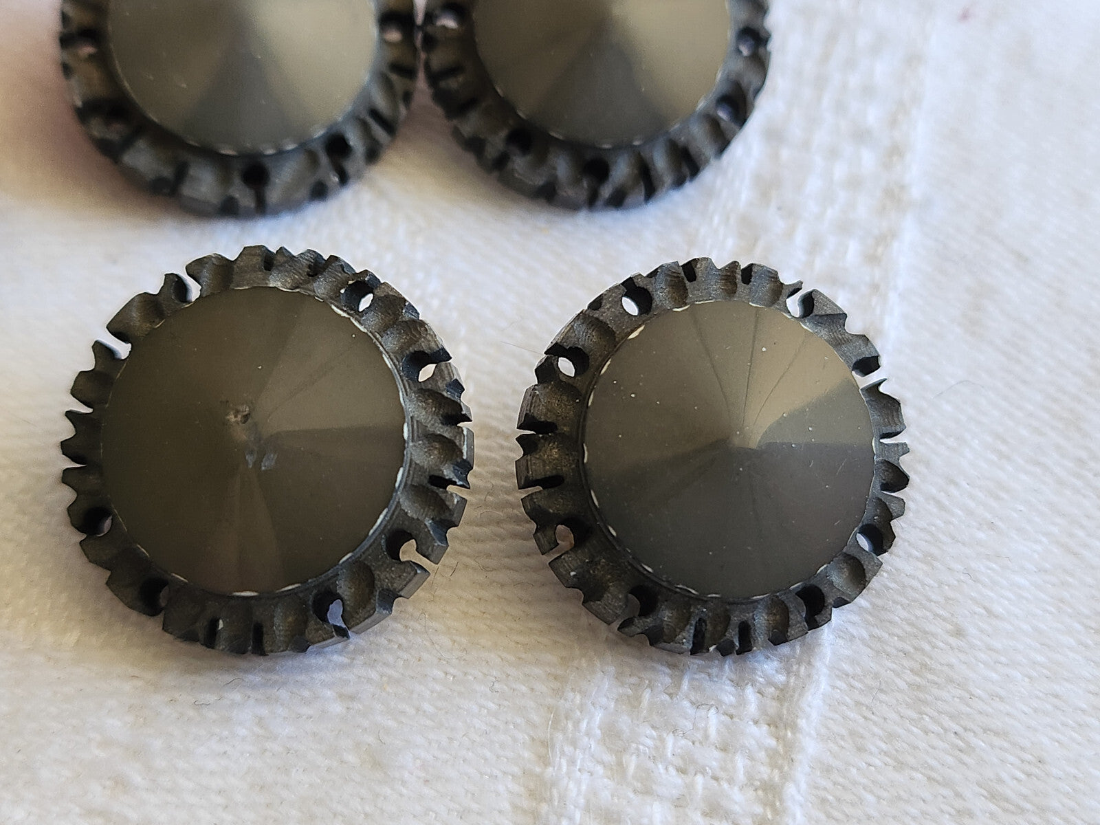 Collection lot 6 boutons anciens sculpté ajouré bord gris 1,8 cm ref 795