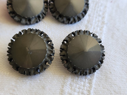 Collection lot 6 boutons anciens sculpté ajouré bord gris 1,8 cm ref 795
