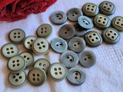 Lot 27 petits boutons vintage gris vert 3 séries panaché 1,3/1,4 cm ref 4820