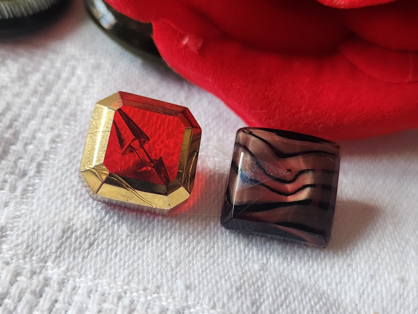 Duo boutons anciens en verre rouge carré  à pied  1,4 cm D14A