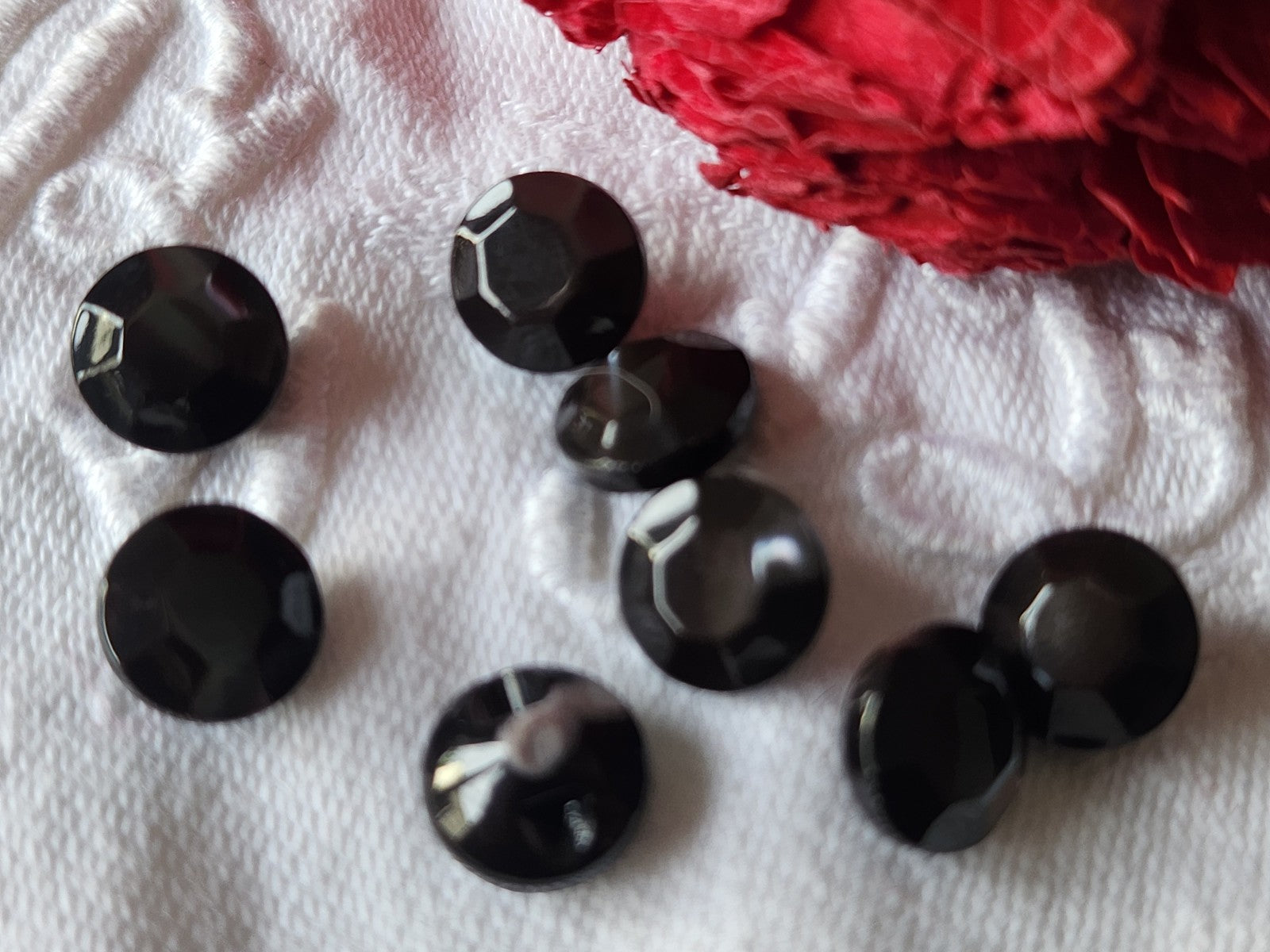 Lot 8 boutons anciens en nacre noir facette effet strass pied 0,9 cm ref 5947