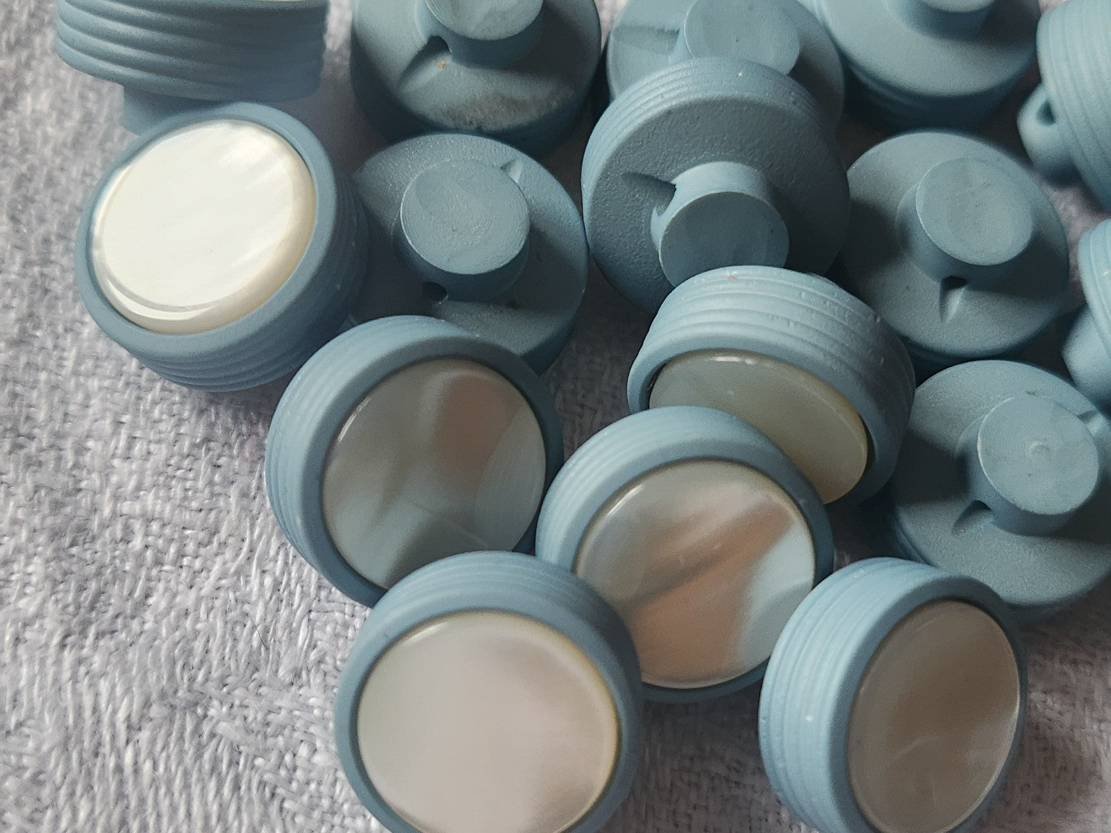 Lot 6 boutons anciens en nacre bleu pied petits 1,4 ref 2589