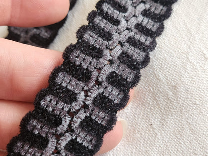 Large galon  chenille noir gris 3 m 40 sur 2,7 cm A5