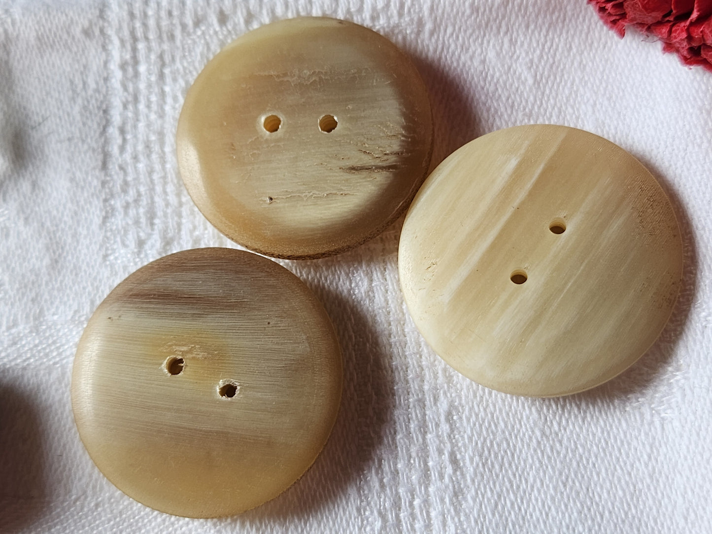 Trio gros bouton ancien en corne créme  à trous 3 et 3,1 cm ref 3314