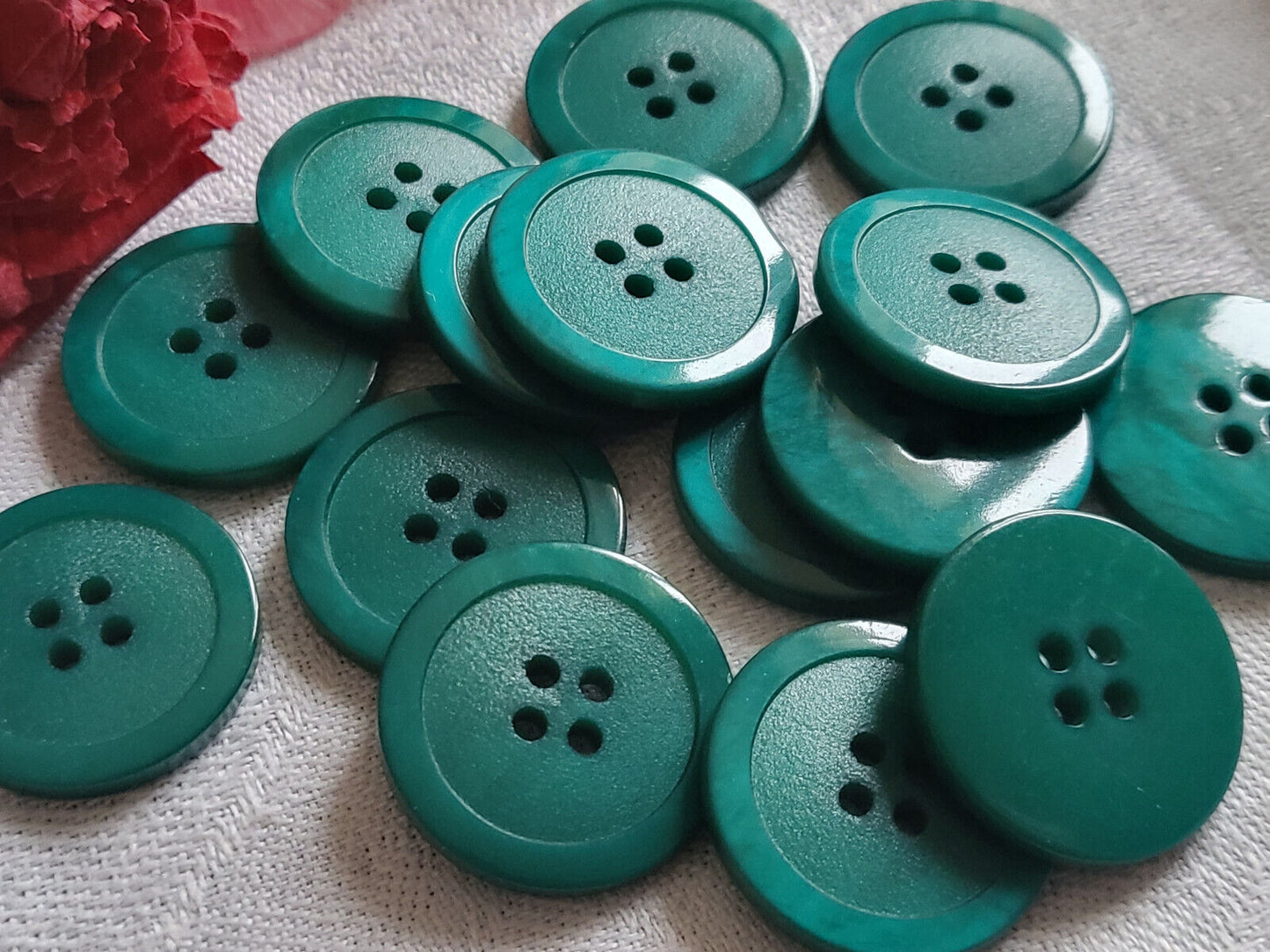 Lot 18 boutons vintage classique vert 4 trous rebord  2,2 cm ref 794