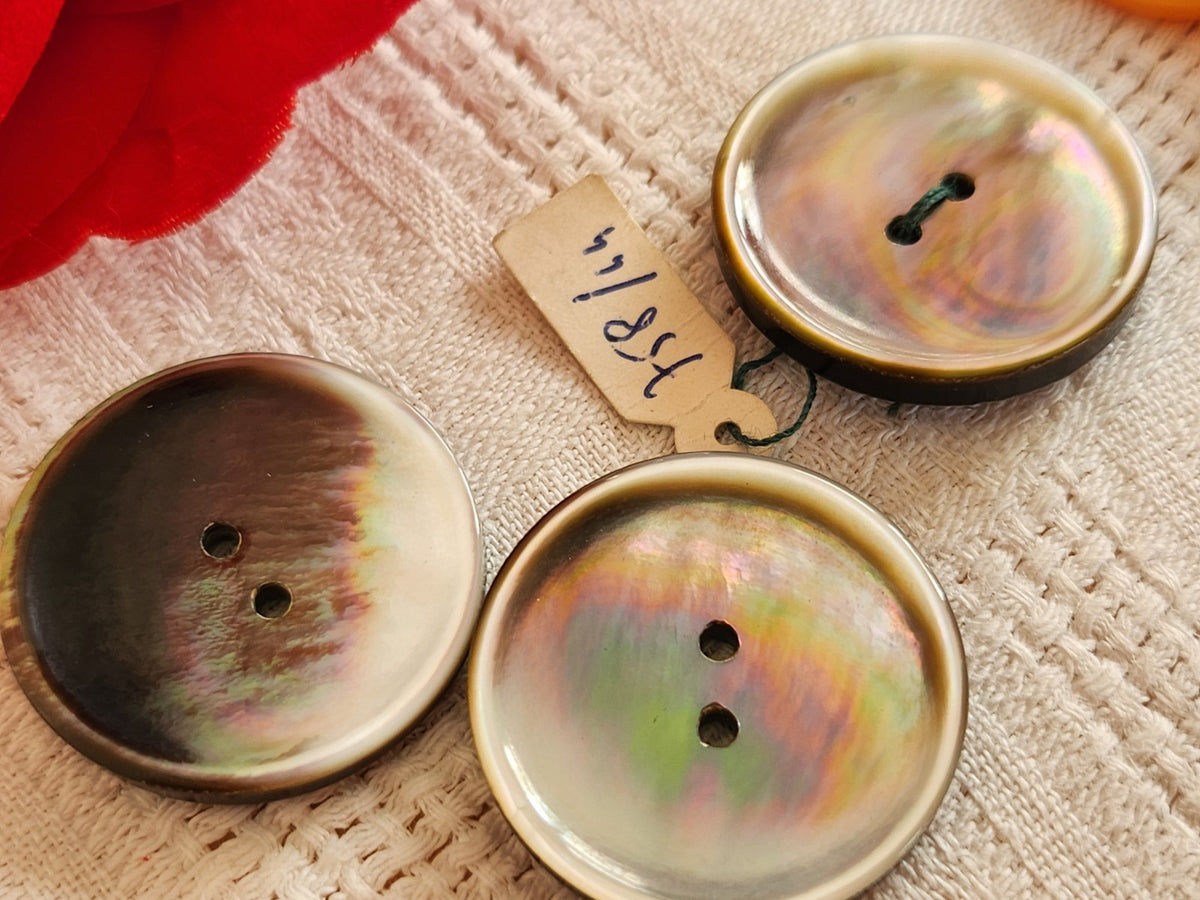 Trio boutons anciens en nacre gris étiquette  à trous 2,7 cm 27 mm D17E