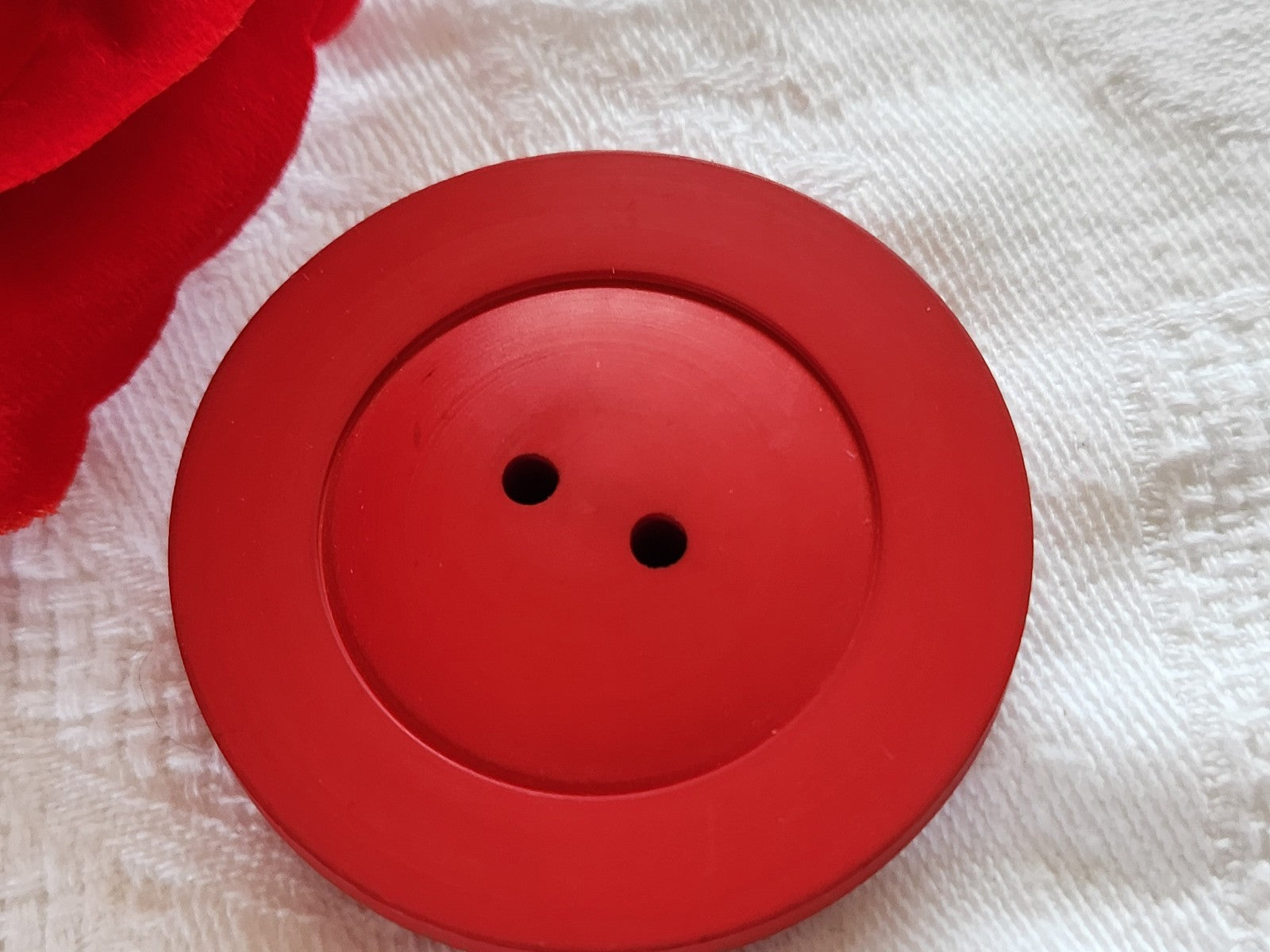 Enorme bouton vintage rouge mat épais 4,4 cm ref 2040