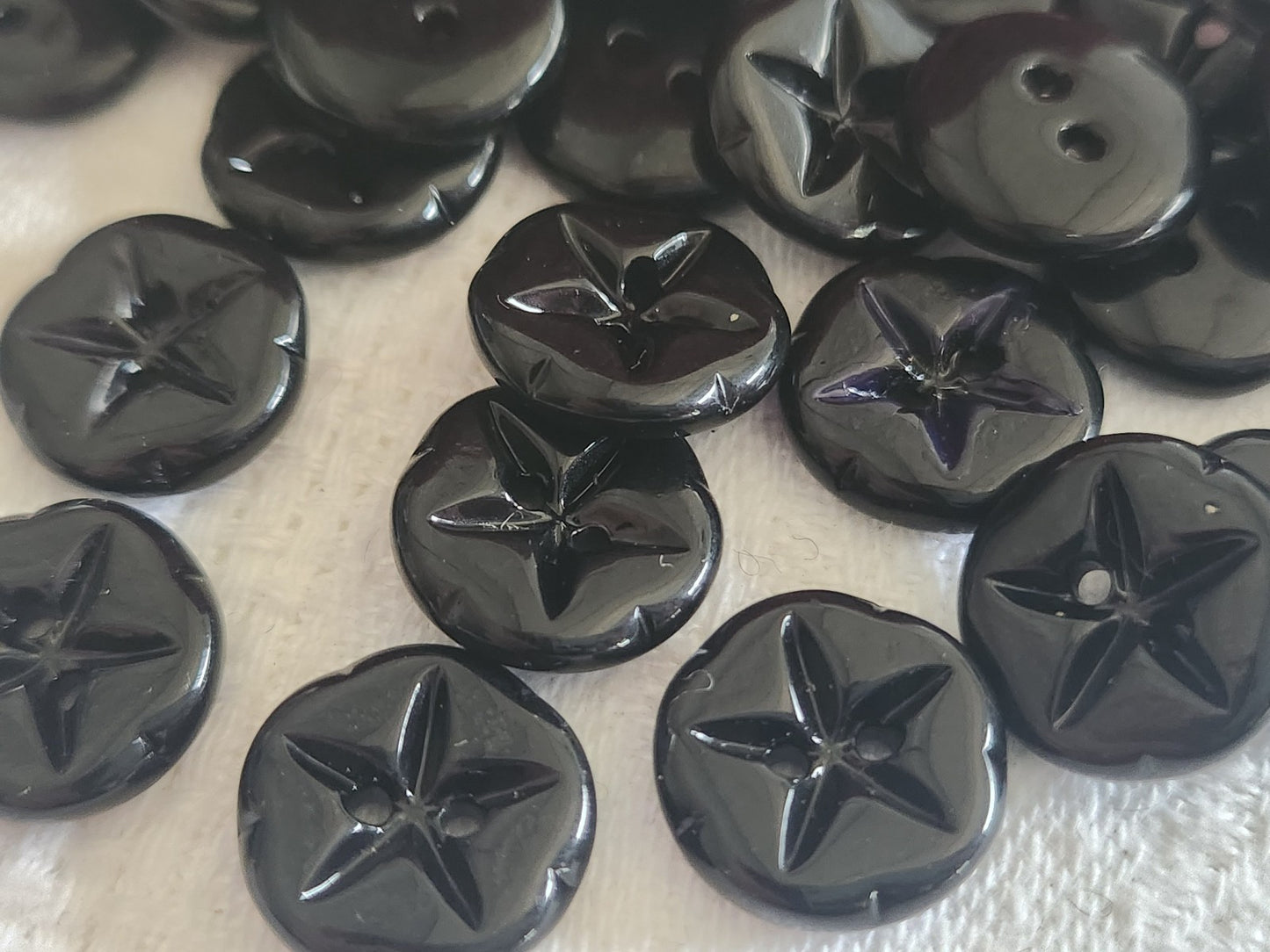 Lot 12 boutons anciens en verre noir etoile à trous diamètre 1,3 cm ref TA