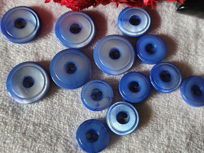 Lot 13  boutons vintage en nacre  bleu panaché 1,1 et 1,5  cm ref 2815