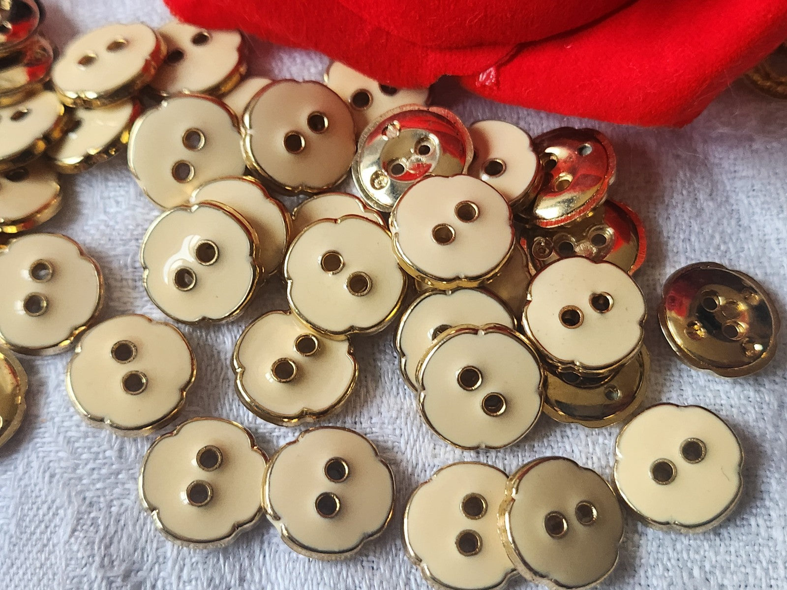 Lot 33 petits boutons vintage beige  doré acrylique 1,3 cm ref 5592