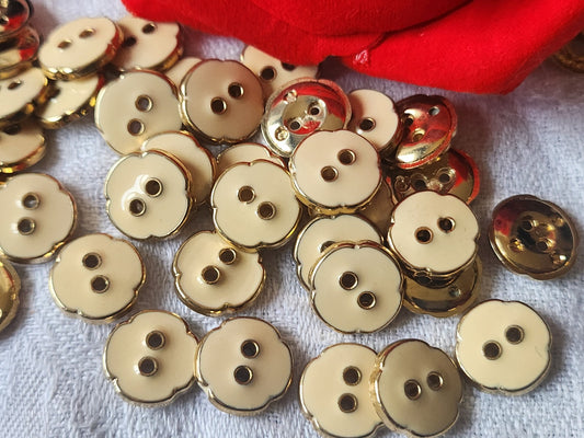 Lot 33 petits boutons vintage beige  doré acrylique 1,3 cm ref 5592