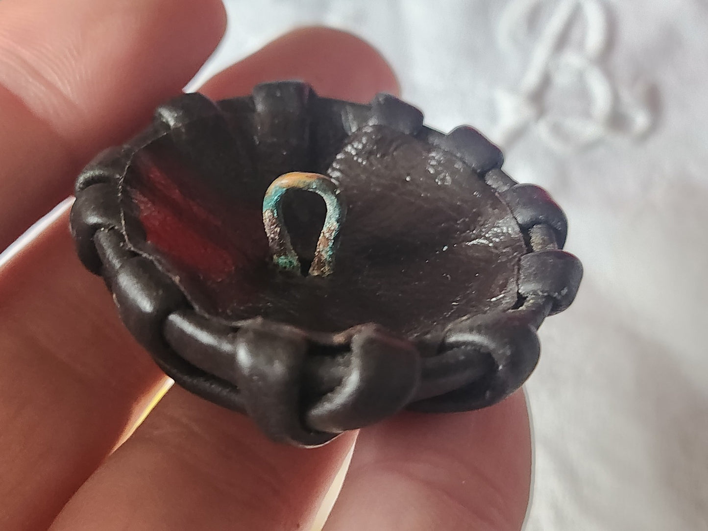 Gros bouton ancien en cuir 4,2 cm marron  parurier collection ref 2243