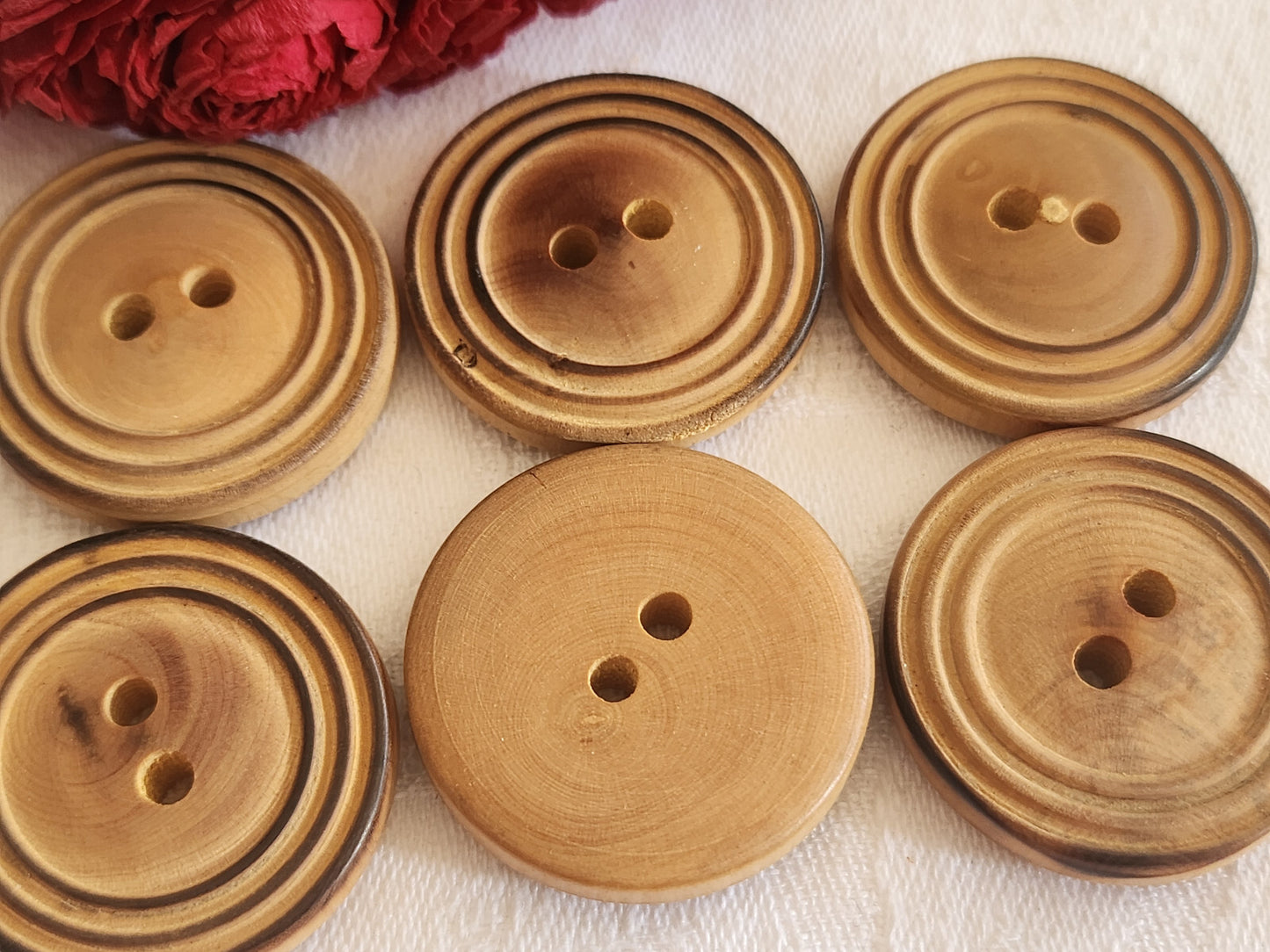 Lot 6 gros boutons anciens en bois brut 3 cm à trous  ref 856