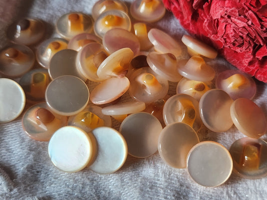 lot 6 boutons anciens en nacre peche lisse pied  1,1 cm ref 1491