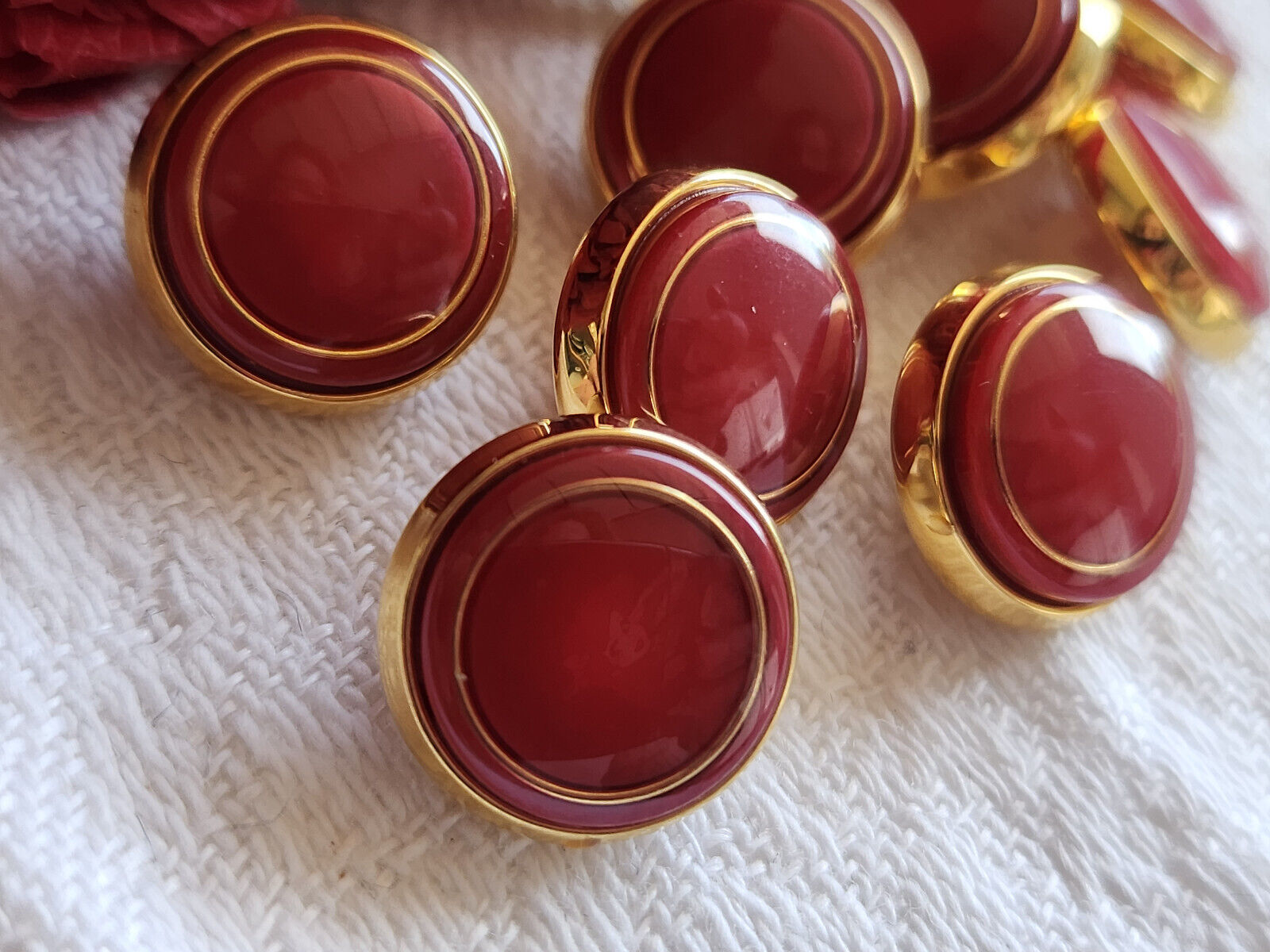 Lot 9 boutons vintage rouge doré metal pied plastique 1,4 cm ref 1081