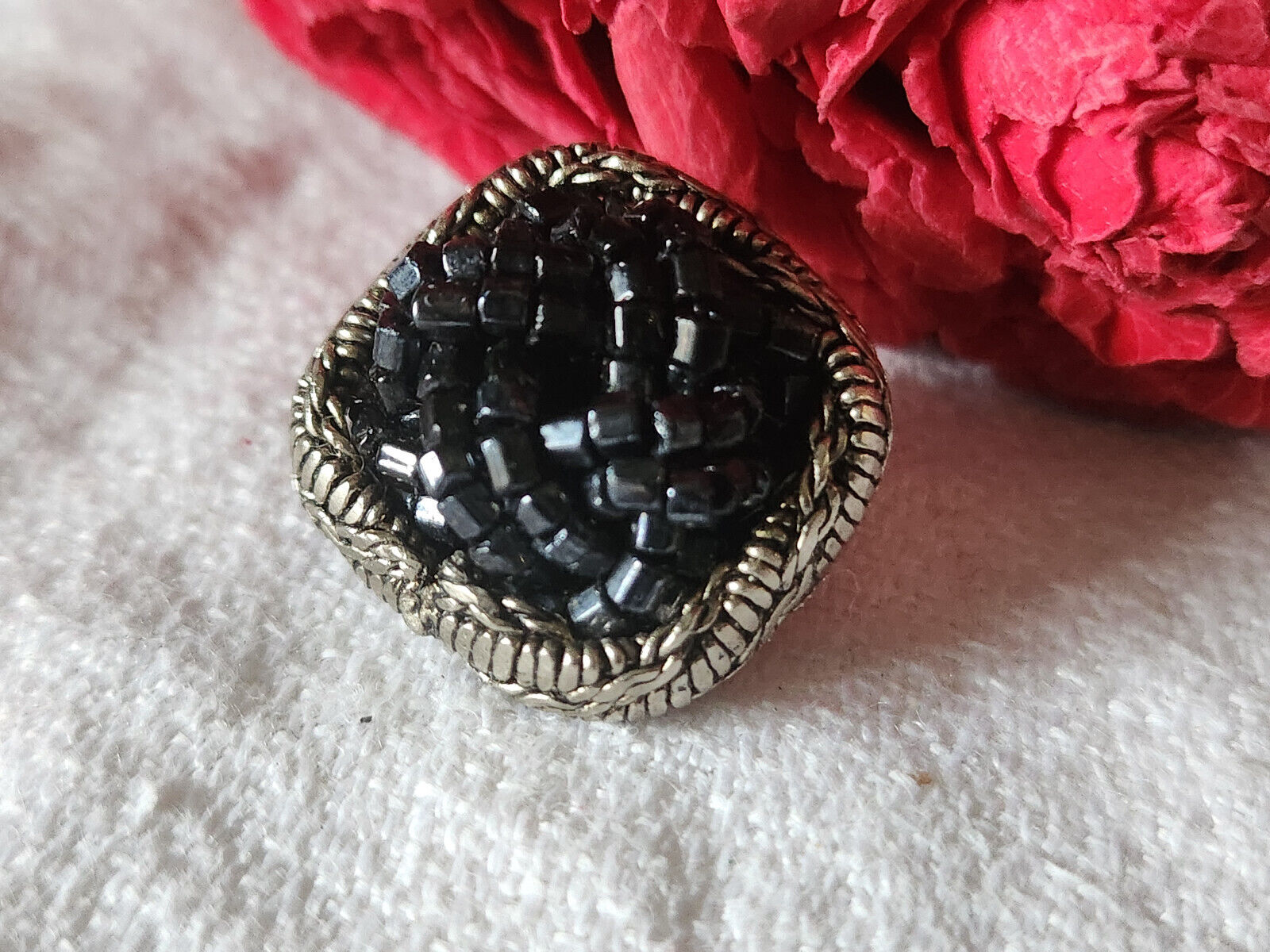 Bouton vintage en métal argenté perlé  carré 1,9 cm bijoux D19H