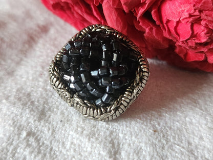 Bouton vintage en métal argenté perlé  carré 1,9 cm bijoux D19H