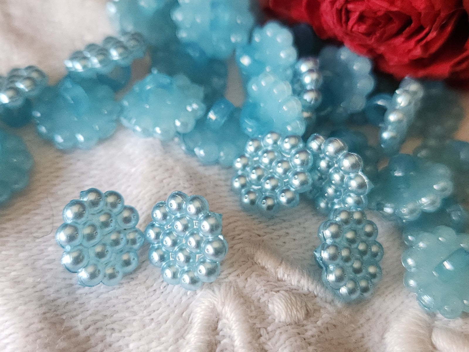 Lot 34 mini boutons vintage satiné bleu texturé 1 cm pied ref 2979