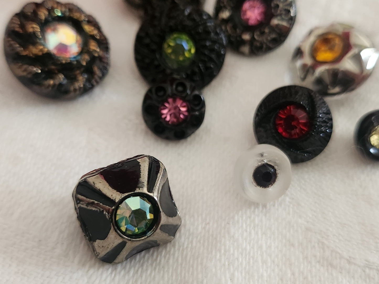Lot 10 boutons vintage en verre strass panaché ancien 0,7à 1,5 cm ref 6357