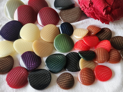 Lot 34 boutons vintage panaché mm modéle pied 1,7 à 2,7 cm ref 3708