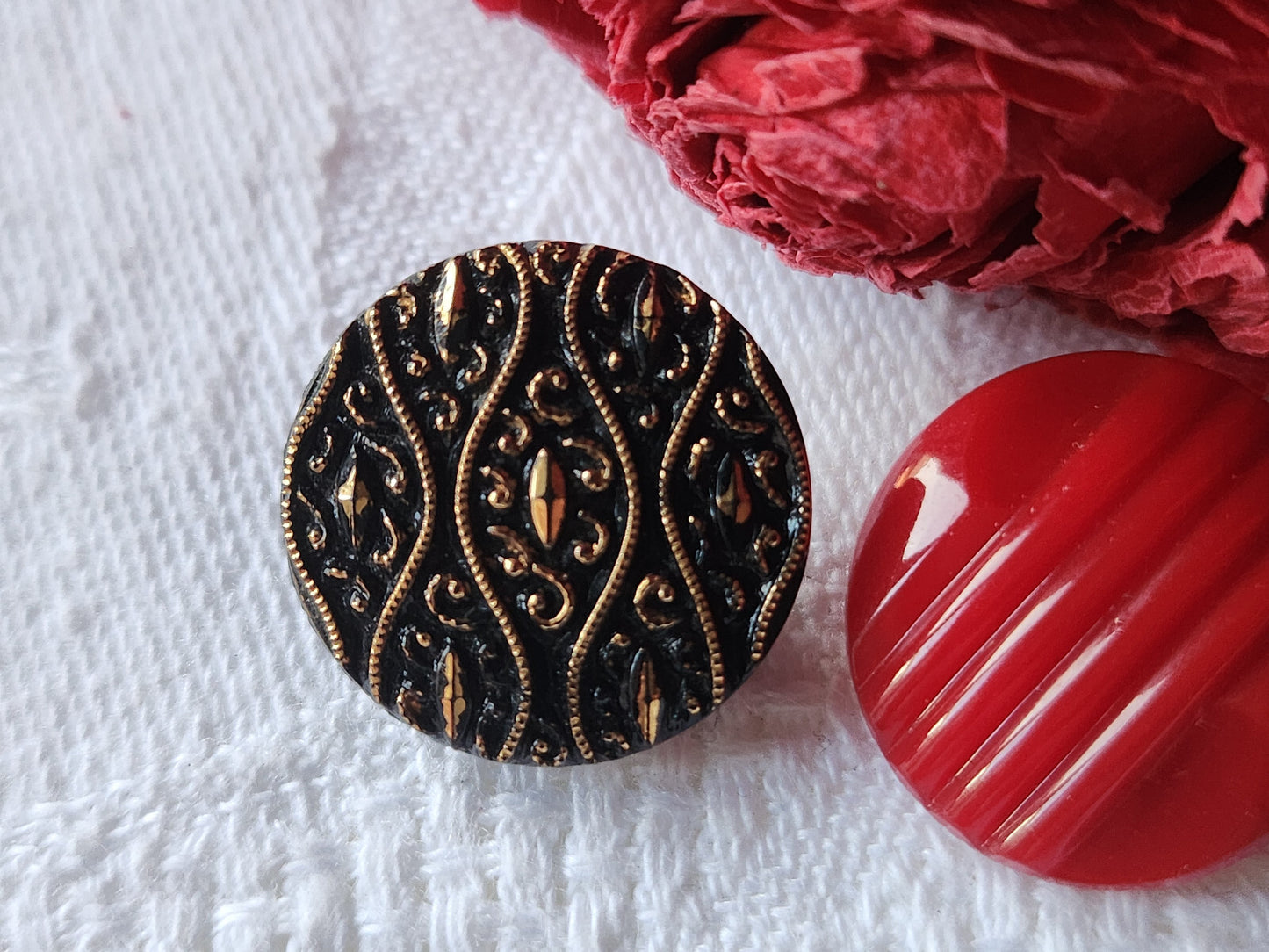 Duo boutons anciens en verre rouge doré noir  pied 1,7/ 1,8  cm D10A