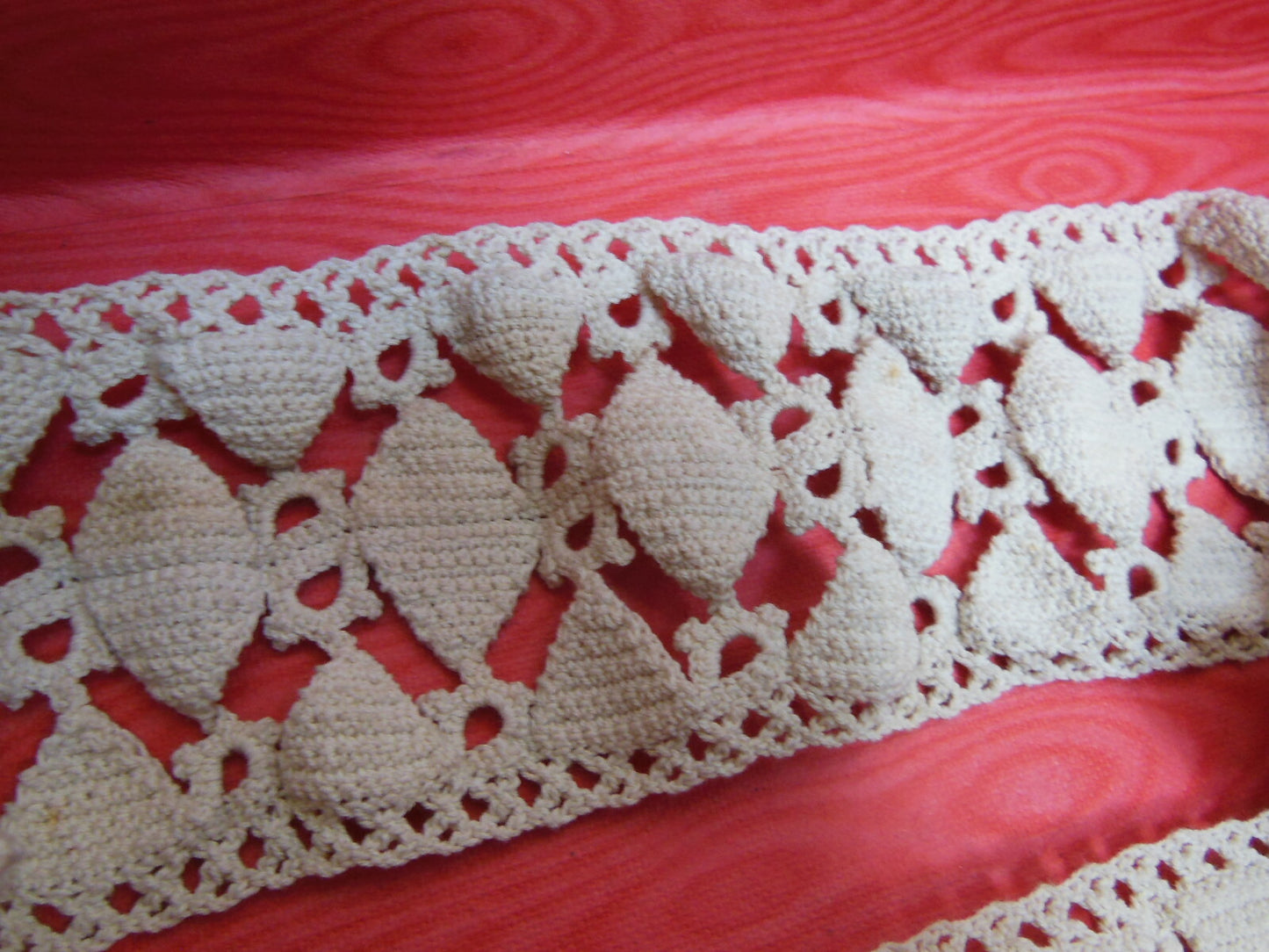Lourde et large dentelle ancienne 1 mètre 90 sur  8 cm poids 100 grammes B3