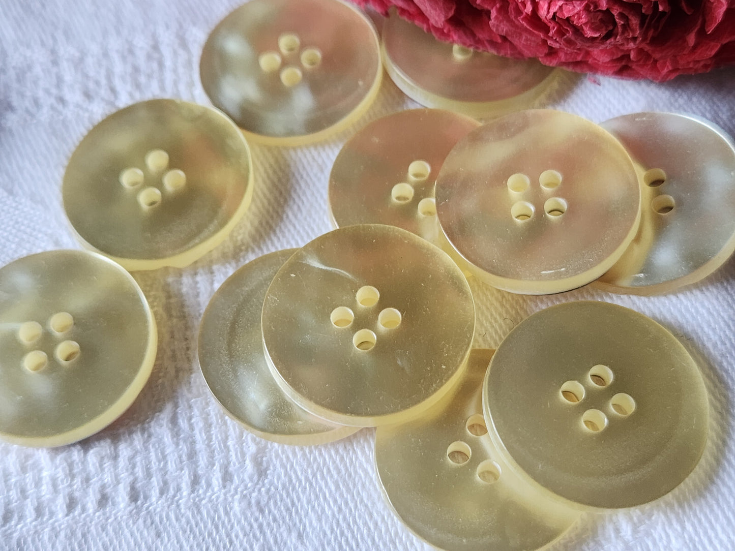 Lot 10 boutons vintage beige imitation nacre 2,2 cm ref 2315