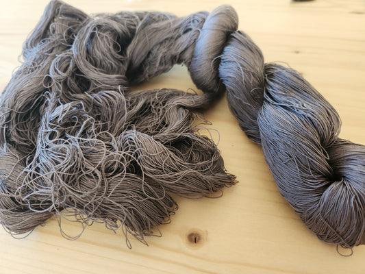 Enorme écheveau de fil ancien gris foncé  80 grammes mercerie couture B8