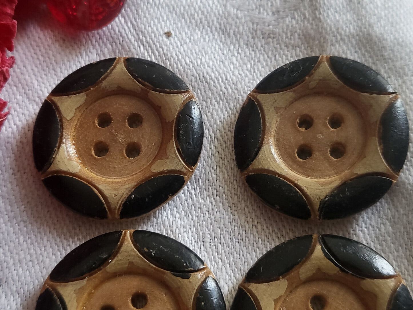 Lot 4 boutons anciens en bois peint noir motif cœur 2,2  cm  ref 5698