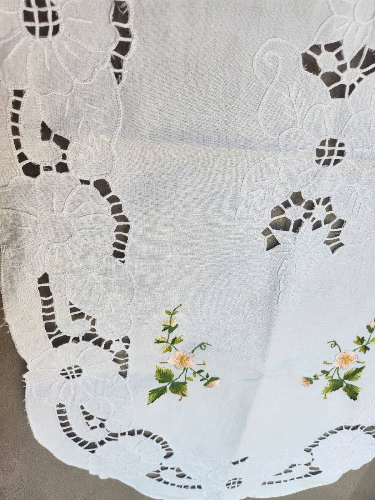 Grand napperon ancien ovale centre de table broderie 49,5 sur 88 cm B7