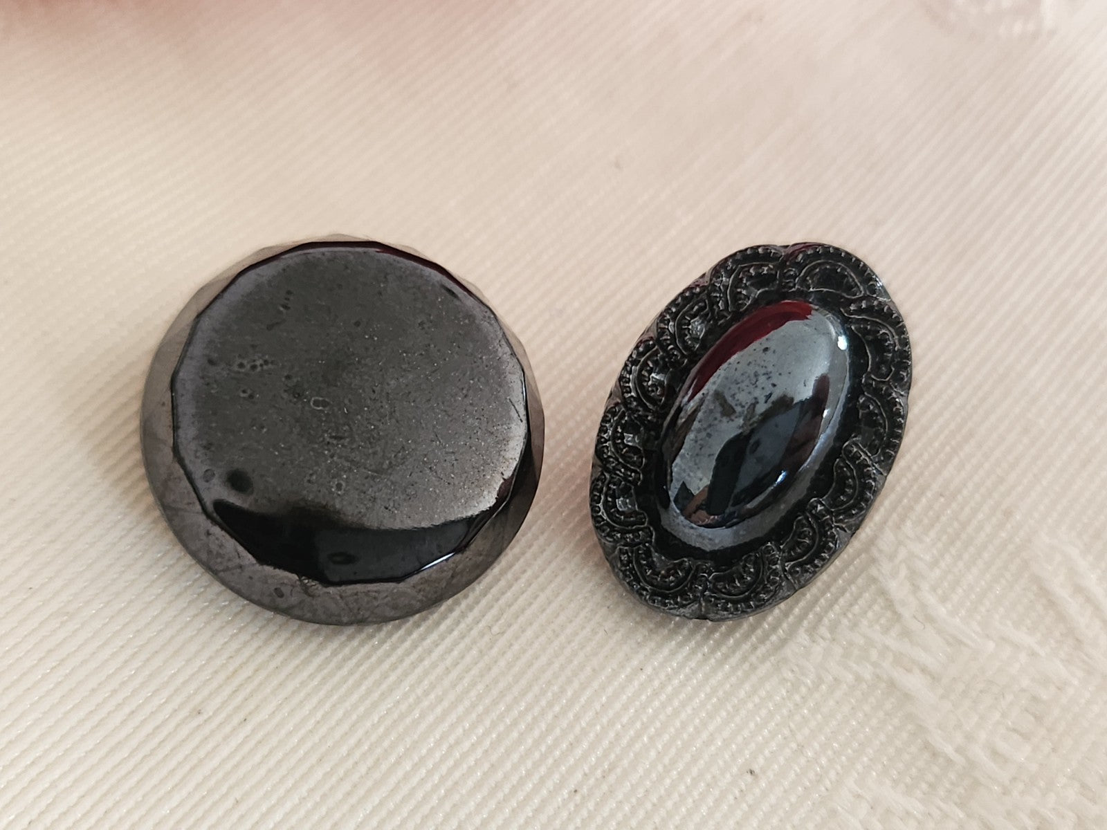 Duo  boutons anciens en verre gris anthracite 1,8 cm et 1,2 sur 1,8 cm G12D
