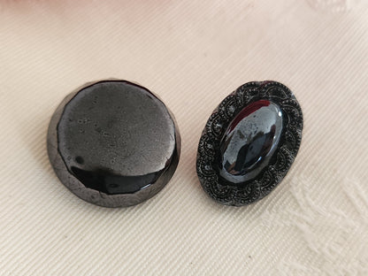 Duo  boutons anciens en verre gris anthracite 1,8 cm et 1,2 sur 1,8 cm G12D