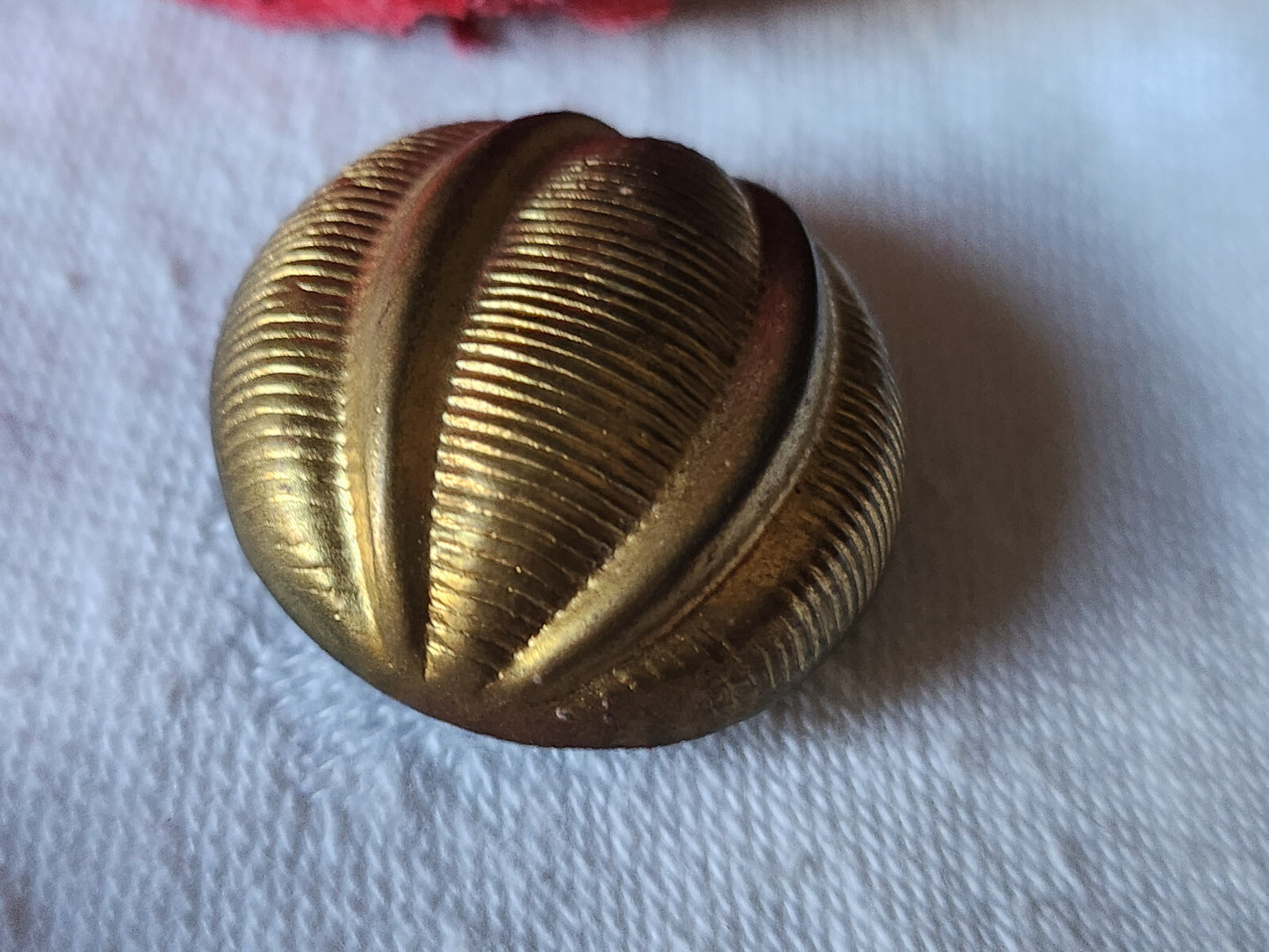 Gros bouton ancien en métal  bombé travaillé collection   2,6 cm D7S