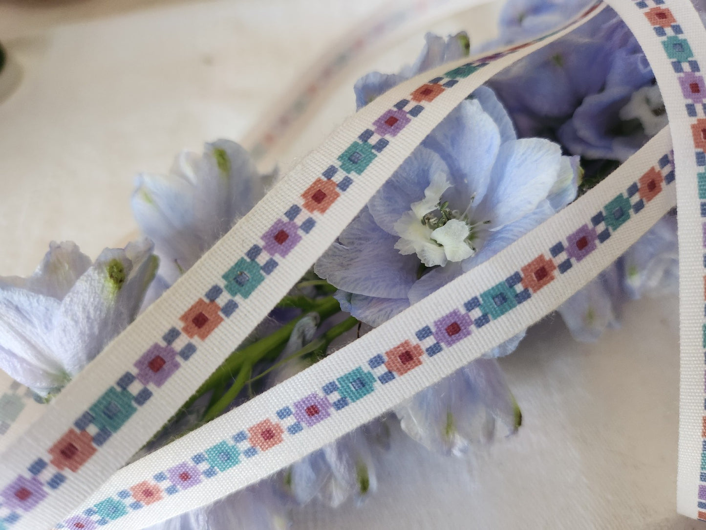 Galon vintage fleur stylisé violet vert bleu marron 3 métres sur 1,1 cm B9