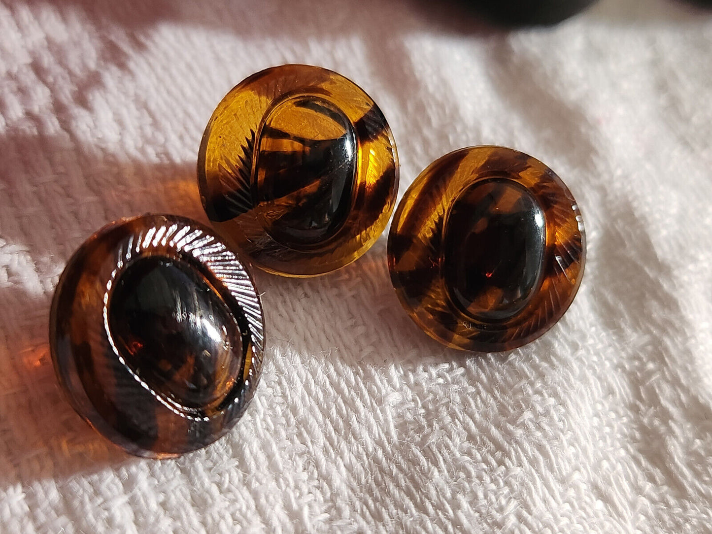 Trio petits boutons anciens en verre façon écaille marron 1,3 cm G18D