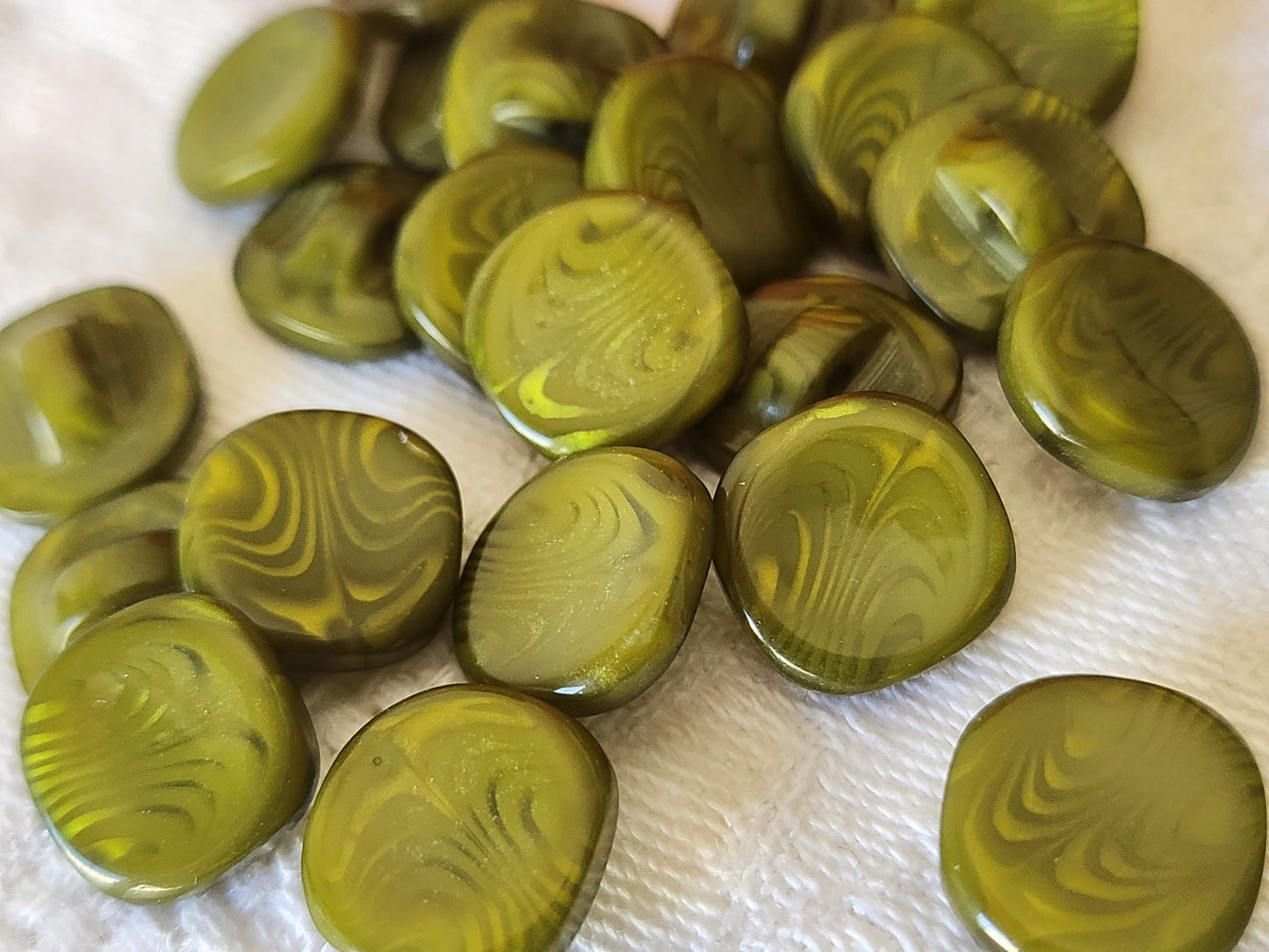 Lot 21 petits  boutons vintage vert lumineux à pied 1,1 cm ref 5226