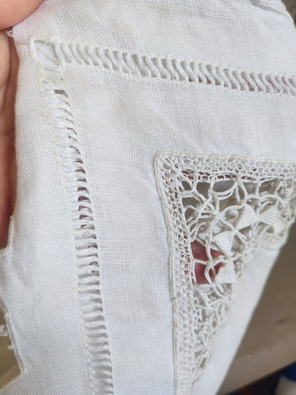 Ancienne nappe surnappe application jour  66 cm sur 88 B8