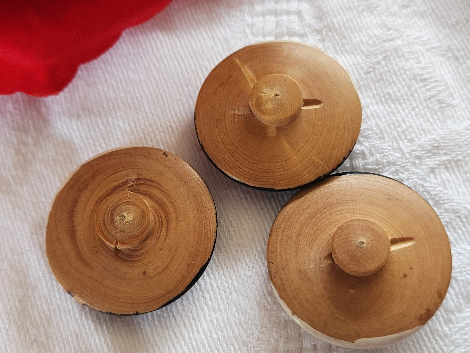 Trio boutons anciens en bois peint collection   à pied 2,6  cm ref 1925