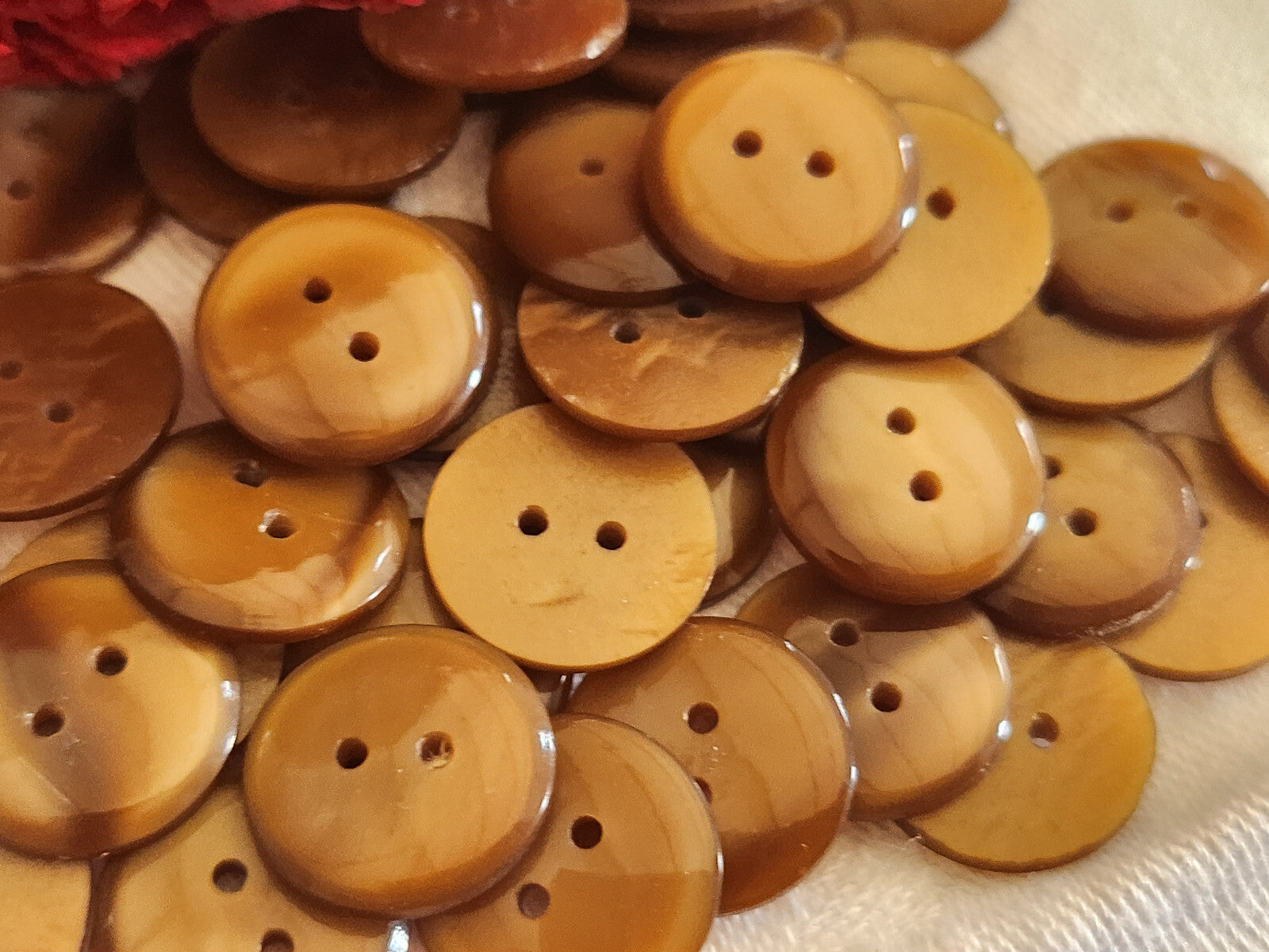 Lot 43 petits boutons vintage marron lumineux 2 trous  1,4 cm ref 217