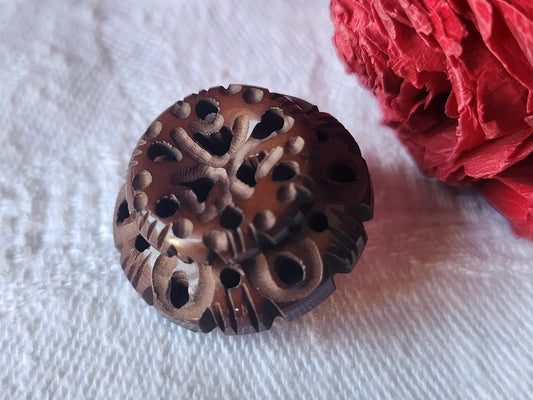 Bouton ancien collection marron  sculpté joli ajouré motif 2,2 cm  ref 5623